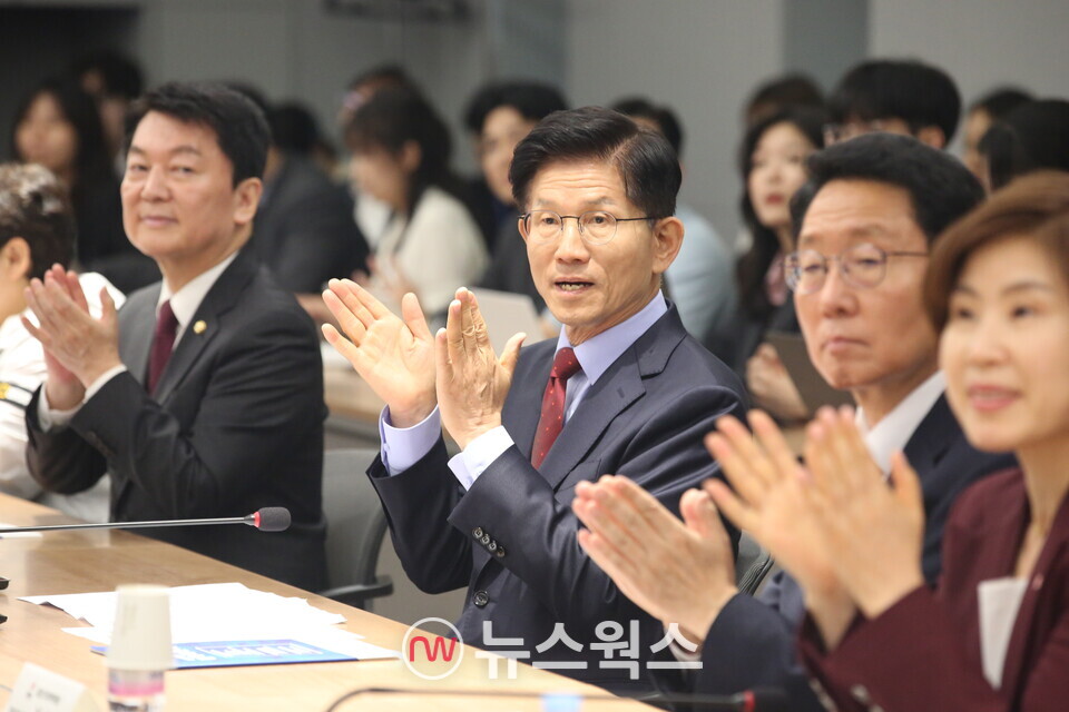 김문수(앞줄 오른쪽 세 번째) 국민의힘 대선후보가 22일 대한의사협회를 방문해 의협회장단과 만났다. (사진=원성훈 기자)