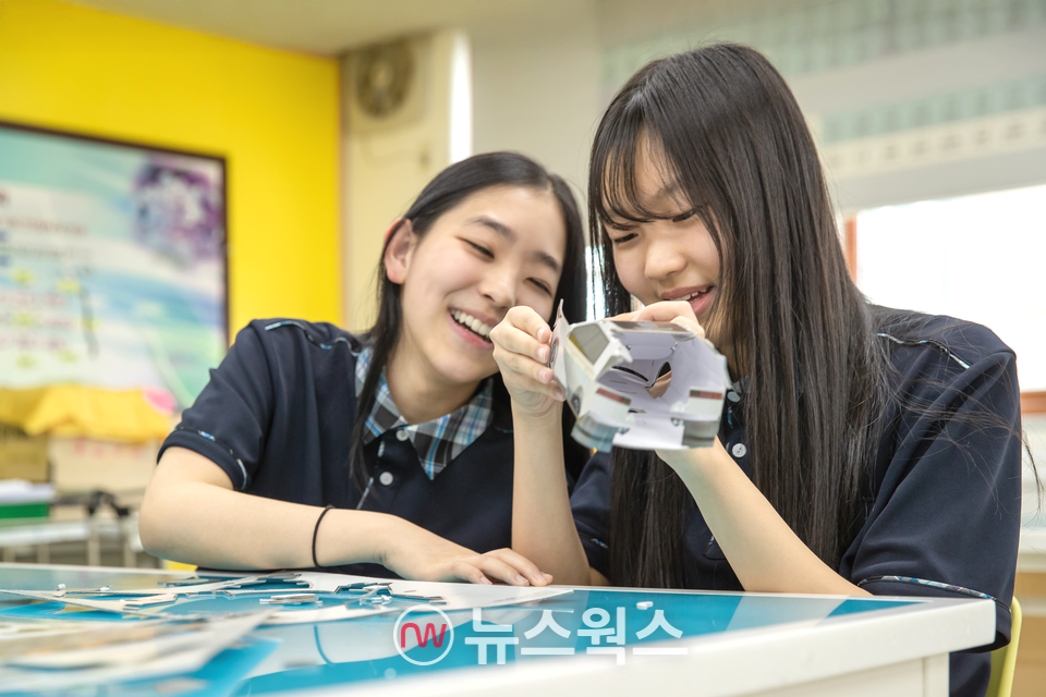 경기 화성시 푸른중학교 학생들이 '미래모빌리티학교' 수업에 참여하고 있다. (사진제공=현대차)