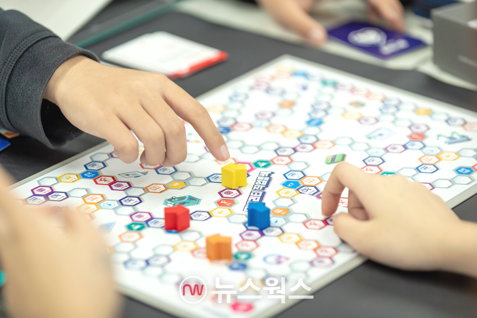 미래모빌리티학교 수업 교구재인 '모빌리티 직업탐색'. (사진제공=현대차)