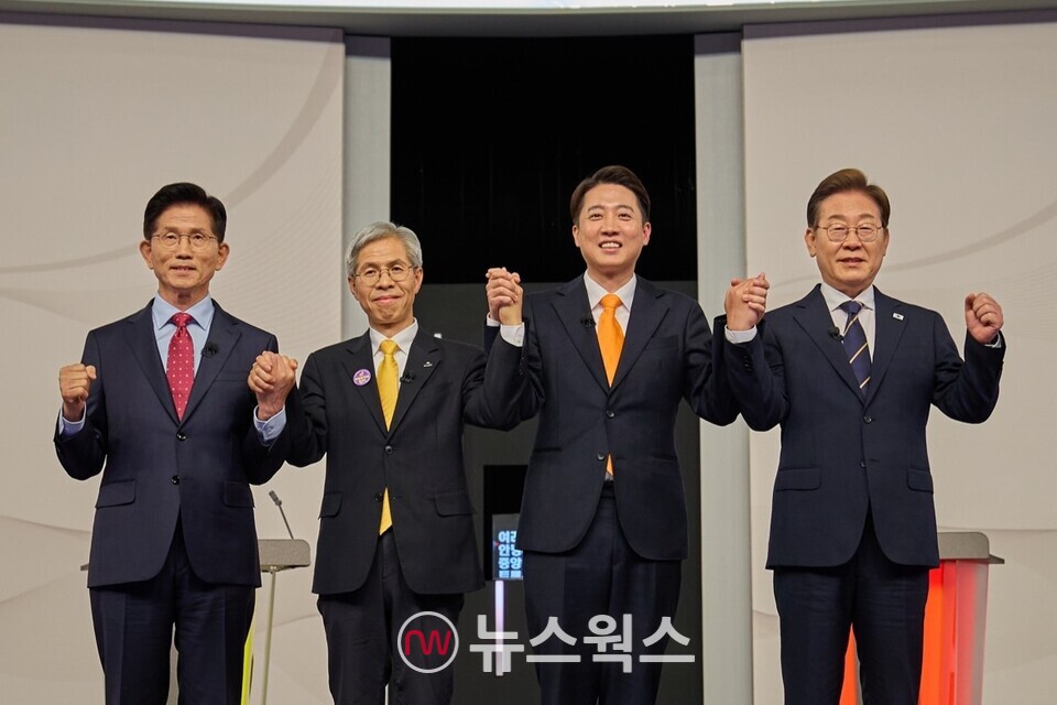 김문수(왼쪽부터) 국민의힘 대통령 후보, 권영국 민주노동당 후보, 이준석 개혁신당 후보, 이재명 더불어민주당 후보가 지난 18일 서울 마포구 SBS프리즘타워에서 열린 중앙선거방송토론위원회 주관 제21대 대통령선거 후보자 토론회에서 선전을 다짐하고 있다. (사진제공=민주당)