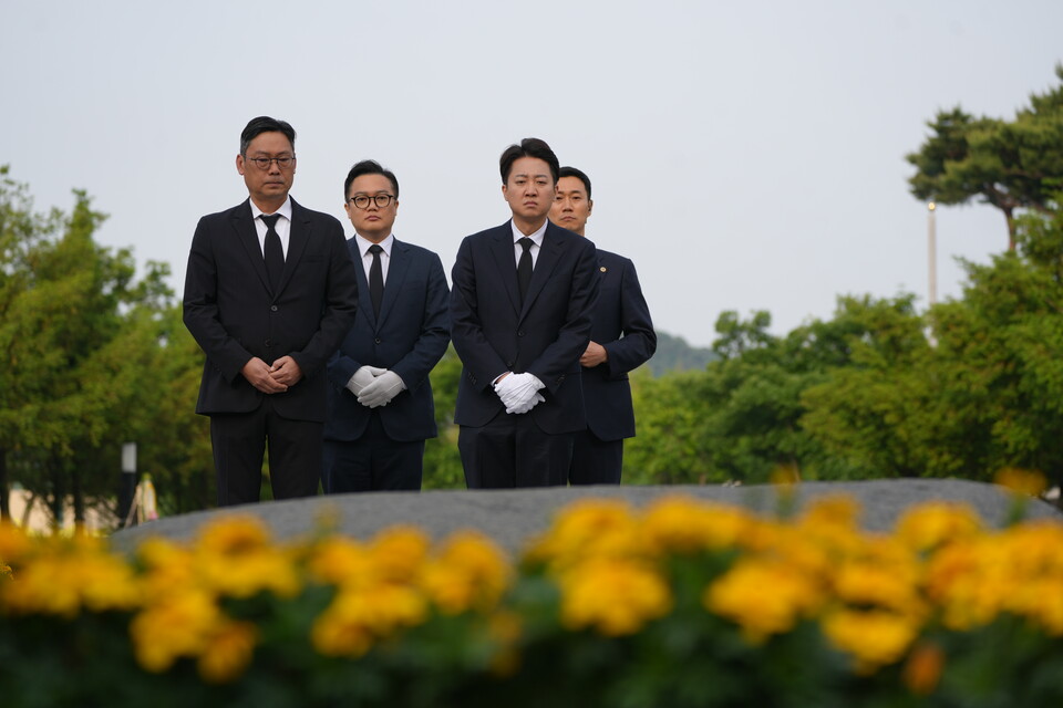 이준석 개혁신당 대통령 후보가 23일 경남 김해시 진영읍 봉하마을을 찾아 노무현 전 대통령 묘소를 참배하고 있다. (사진제공=개혁신당)