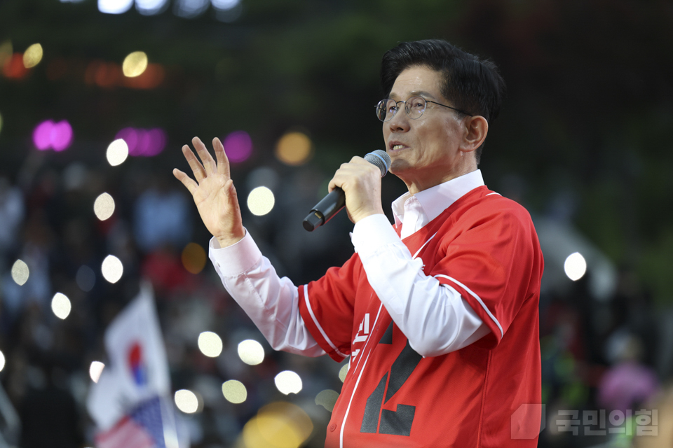 김문수 국민의힘 대선 후보가 지난 19일 서울역 앞 광장에서 당원과 시민들에게 인사를 나누고 집중유세를 하고 있다. (사진제공=국민의힘)