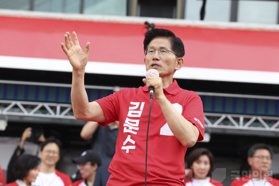 김문수 국민의힘 대선후보가 22일 경기도 부천시 부평역에서 시민들과 인사를 나누고 제21대 대통령 선거에서 지지를 호소하고 있다. (사진제공=국민의힘)