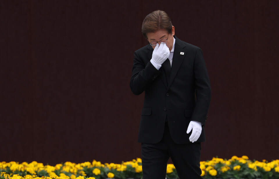 이재명 더불어민주당 대선 후보가 고 노무현 전 대통령 서거 16주기인 23일 경남 김해시 진영읍 봉하마을 노 전 대통령 묘역 참배를 마친 뒤 눈물을 훔치고 있다. (사진=뉴스1)