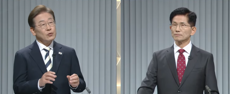 이재명(왼쪽) 민주당 대선 후보와 김문수 국민의힘 대선후보가 23일 서울 영등포구 KBS본관 스튜디오에서 열린 중앙선거방송토론위원회 주관 제21대 대통령선거 2차 후보자 토론회에서 '군 가산점 문제'를 놓고 토론하고 있다. (출처=중앙선거방송토론위원회 유튜브)