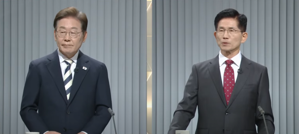 이재명(왼쪽) 민주당 대선 후보와 김문수 국민의힘 대선후보가 23일 서울 영등포구 KBS본관 스튜디오에서 열린 중앙선거방송토론위원회 주관 제21대 대통령선거 2차 후보자 토론회에서 '가정문제' 등을 놓고 격론을 벌이고 있다. (출처=중앙선거방송토론위원회 유튜브)