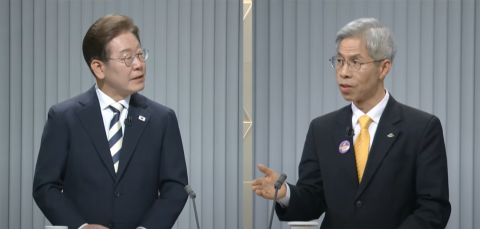 이재명(왼쪽) 더불어민주당 대선 후보와 권영국 민주노동당 대선 후보가 23일 서울 여의도 KBS 스튜디오에서 열린 중앙선거방송토론위원회 주관 제21대 대통령선거 2차 TV 토론회에서 '기초연금' 등을 놓고 토론하고 있다. (출처=중앙선거방송토론위원회 유튜브)