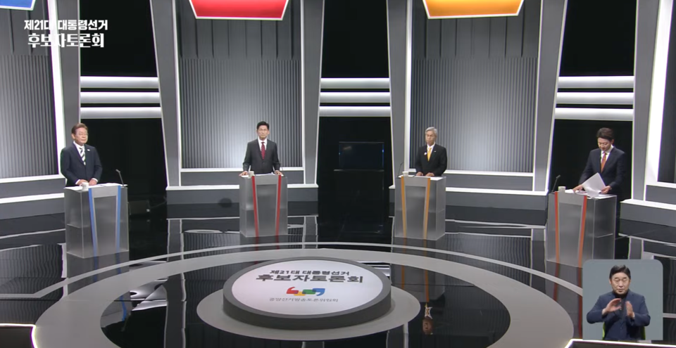 이재명(왼쪽부터) 더불어민주당 대통령 후보와 김문수 국민의힘 후보, 권영국 민주노동당 후보, 이준석 개혁신당 후보가 23일 서울 영등포구 KBS본관 스튜디오에서 열린 중앙선거방송토론위원회 주관 제21대 대통령선거 2차 후보자 토론회에서 토론하고 있다. (출처=중앙선거방송토론위원회 유튜브)