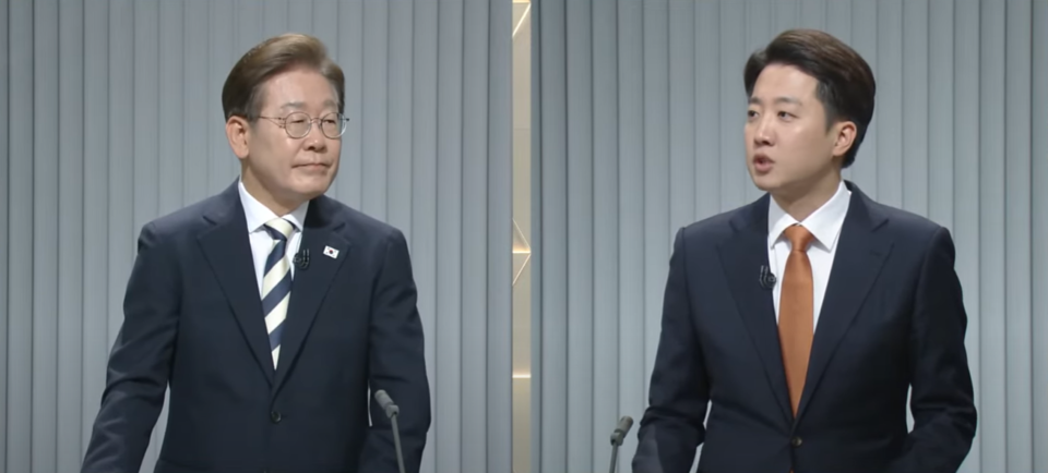 이준석(오른쪽) 개혁신당 대선 후보와 이재명 민주당 대선후보가 23일 서울 영등포구 KBS본관 스튜디오에서 열린 중앙선거방송토론위원회 주관 제21대 대통령선거 2차 후보자 토론회에서 이른바 '원전 문제'를 놓고 논쟁하고 있다. (출처=중앙선거방송토론위원회 유튜브)