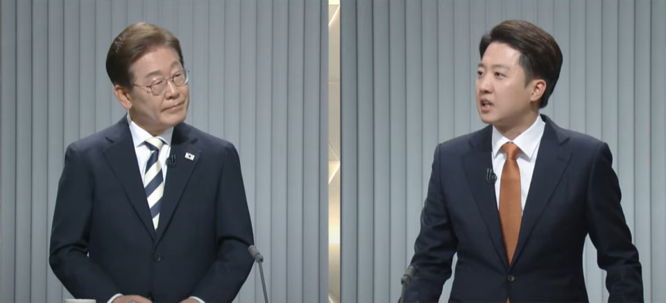 이재명(왼쪽) 더불어민주당 대선후보와 이준석 개혁신당 대선 후보가 23일 서울 여의도 KBS 스튜디오에서 열린 중앙선거방송토론위원회 주관 제21대 대통령선거 2차 TV 토론회에서 '범보수 후보 단일화 문제'를 놓고 논쟁하고 있다. (출처=중앙선거방송토론위원회 유튜브)