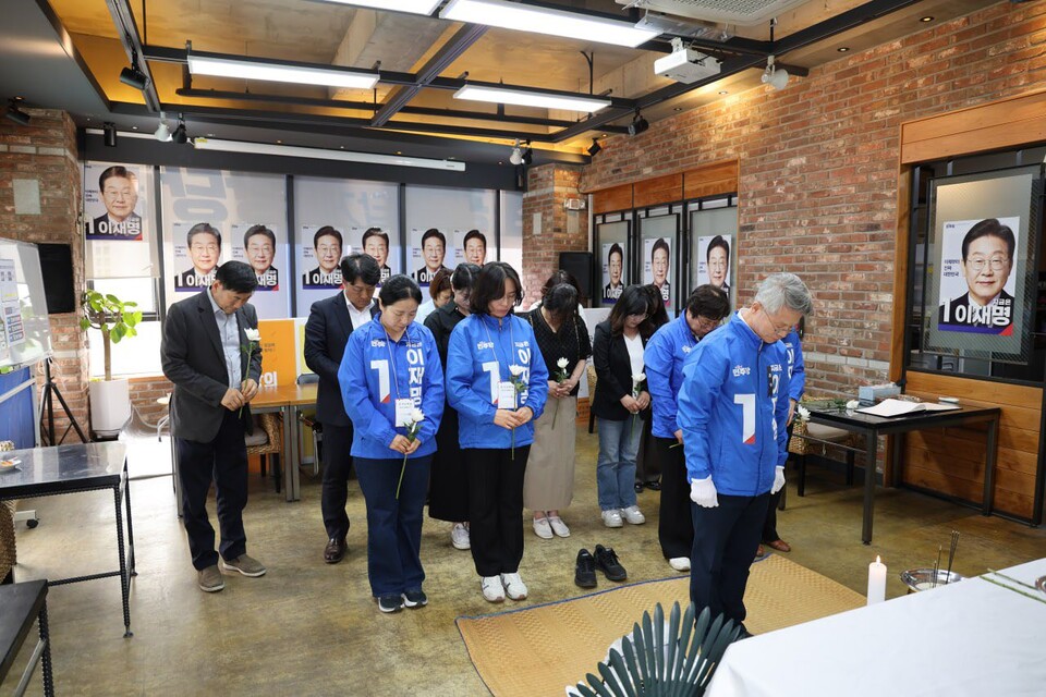 23일 민형배 의원이 민주당 광산을 지역위 사무실에서 고 노무현 대통령 서거 16주기를 기념하기 위해 묵념을 하고 있다. (출처=민형배 페이스북)