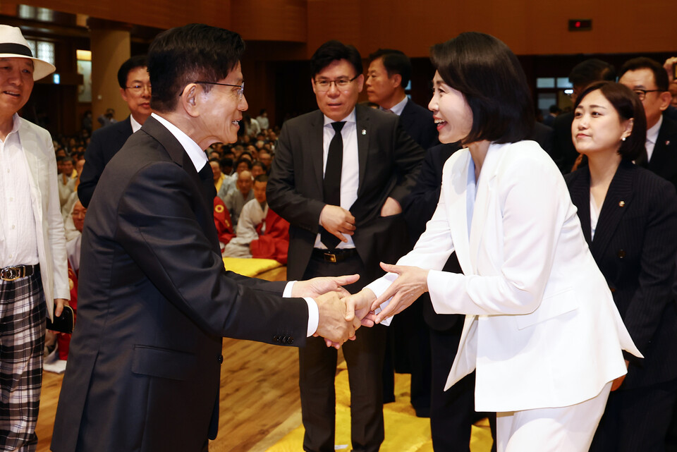 김문수 국민의힘 대통령 후보와 이재명 더불어민주당 대통령 후보 부인인 김혜경 여사가 24일 충북 단양군 구인사에서 열린 상월원각대조사 제51주기 열반대재에서 인사를 나누고 있다. (사진=뉴스1)