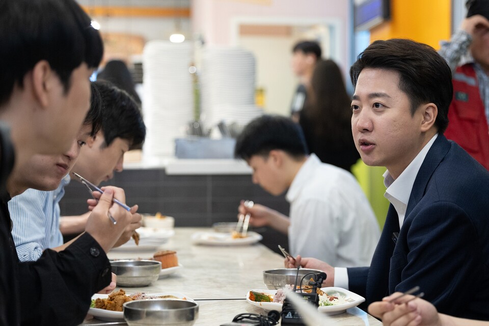 이준석 개혁신당 대통령 후보가 24일 서울 동작구 노량진의 한 한식 뷔페에서 식사를 하며 공시생들과 대화하고 있다. (사진=뉴스1)