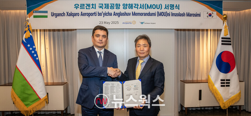 이학재(오른쪽) 인천국제공항공사 사장과 자블론벡 오이베코비치 우즈벡 공항공사 사장이 지난 23일 서울 롯데호텔에서 열린 '우르겐치공항 개발사업 협력을 위한 업무협약' 체결식에서 기념 촬영을 하고 있다. (사진제공=인천국제공항공사)