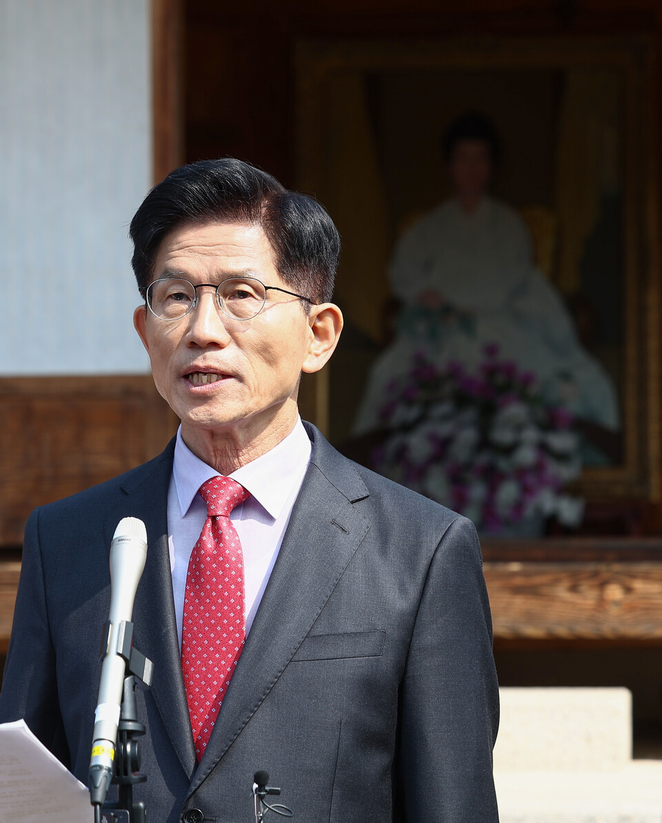 김문수 국민의힘 대통령 후보가 25일 오전 충북 옥천군 박정희 전 대통령의 부인 육영수 여사 생가를 둘러본 뒤 현안 관련 브리핑을 하고 있다. (사진=뉴스1)