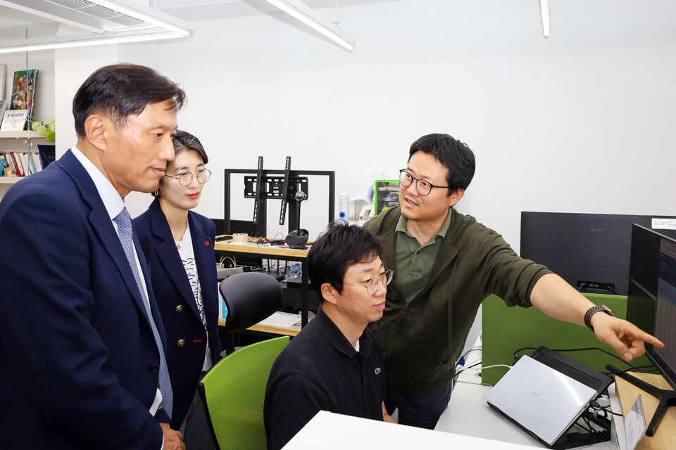 박주선(왼쪽) 기술보증기금 전무이사가 메이팜소프트를 방문해 연구 현장을 살펴보고 있다. (사진제공=기술보증기금)
