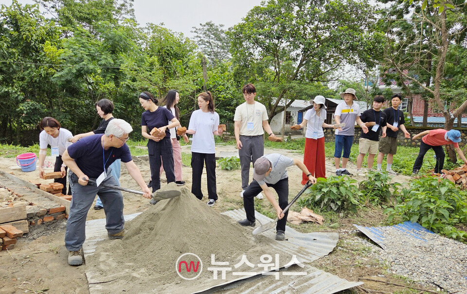 대한항공 임직원과 가족들이 네팔 치트완 지역 어린이 보육시설에 대한 보수 공사를 진행하고 있다. (사진제공=대한항공)