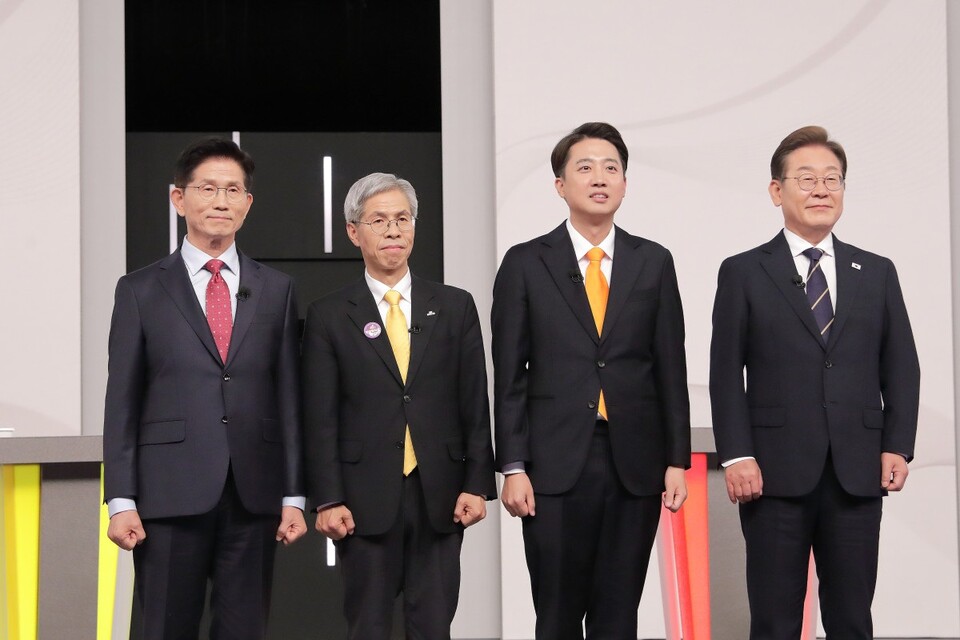 김문수(왼쪽부터) 국민의힘 대통령 후보, 권영국 민주노동당 후보, 이준석 개혁신당 후보, 이재명 더불어민주당 후보가 지난 18일 서울 마포구 상암동 SBS 프리즘센터 스튜디오에서 열린 제21대 대통령선거 대선 1차 후보자토론회에 앞서 기념촬영을 하고 있다. (출처=개혁신당 홈페이지)