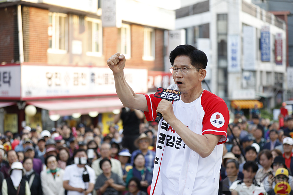 김문수 국민의힘 대선 후보가 지난 25일 충청남도 당진시에 위치한 당산시장오거리에서 이번 대선에서의 지지를 호소하고 있다. (사진제공=국민의힘)