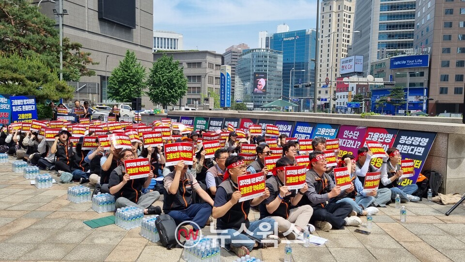 26일 열린 '동양·ABL생명 매각 관련 고용보장 쟁취 결의대회'에서 노동 조합원들이 구호를 외치고 있다. (사진=손일영 기자)