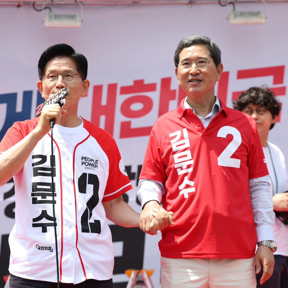 김문수(왼쪽) 국민의힘 대선후보가 26일 안성 중앙시장에서 열린 유세에서 이 지역의 김학용 전 국민의힘 의원을 소개하고 있다. (출처=김학용 전 의원 페이스북)