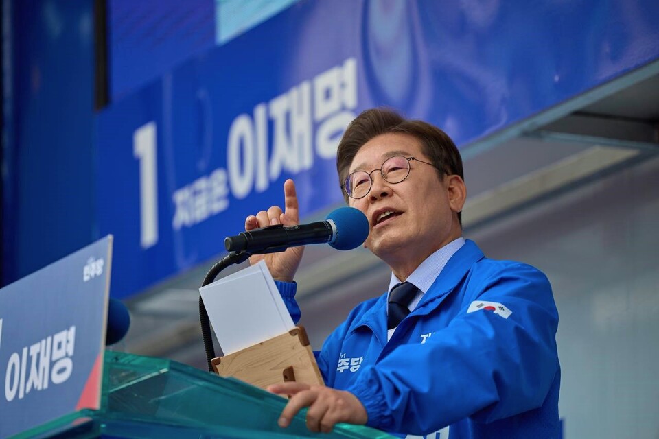 이재명 더불어민주당 대선 후보가 '보수의 텃밭'으로 불리는 대구·경북(TK) 지역 유세에 나선 지난 13일 경북 구미시 구미역광장에서 시민들에게 지지를 호소하고 있다. (사진제공=이재명 후보 캠프)