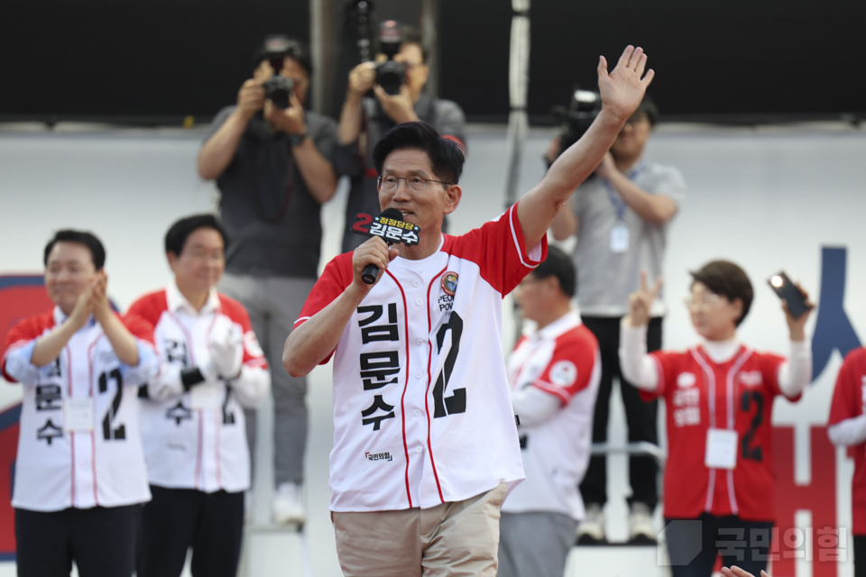 김문수 국민의힘 대선 후보는 25일 충청남도 아산시에 위치한 온양온천역 광장에서 시민들과 인사를 나누고 제21대 대통령 선거에서 지지를 호소했다. (사진제공=국민의힘)