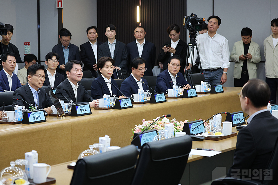 김문수(왼쪽 첫 번째) 국민의힘 대선후보는 26일 경기도 평택시 삼성전자 평택 캠퍼스를 방문해 삼성 관계자들과 반도체 산업 발전에 대해 논의하고 있다. (사진제공=국민의힘)