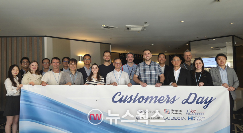 현대제철 및 글로벌 고객사 임직원들이 최근 포르투갈에서 열린 WRC에 참석해 '고객의 날(Customers Day)' 행사를 열고 기념촬영을 하고 있다. (사진제공=현대제철)