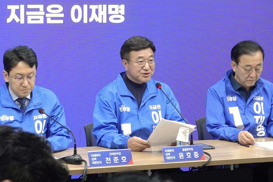 윤호중 더불어민주당 중앙선대위 총괄본부장이 지난 23일 서울 여의도 민주당 중앙사에서 열린 중앙선대위 총괄본부장단 회의에서 발언하고 있다. (출처=윤호중 의원 페이스북)