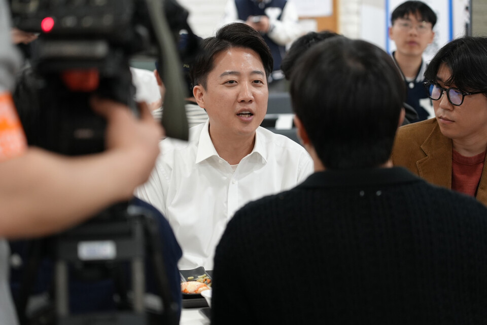 이준석 개혁신당 대통령 후보가 지난 12일 오전 서울 서대문구 연세로 연세대학교에서 본격적인 선거 유세 활동에 나서며 학생들과 만나 점심 식사를 하고 있다. (출처=개혁신당 홈페이지)