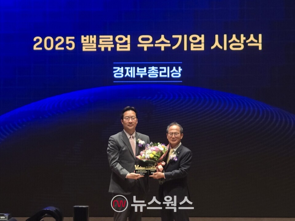 양종희(오른쪽) KB금융지주회장이 27일 서울 한국거래소에서 열린 '2025 밸류업 우수기업 시상식'에서 경제부총리상을 수상하고 있다. (사진=박성민 기자)