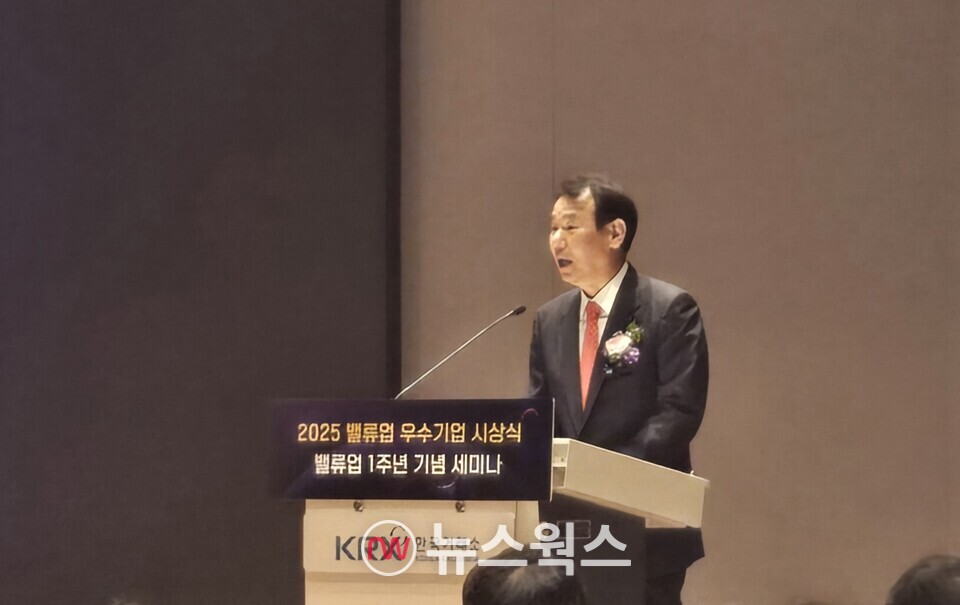 정은보 이사장이 27일 서울 한국거래소에서 열린 '2025 밸류업 우수기업 시상식'에서 개회사를 하고 있다. (사진=박성민 기자)