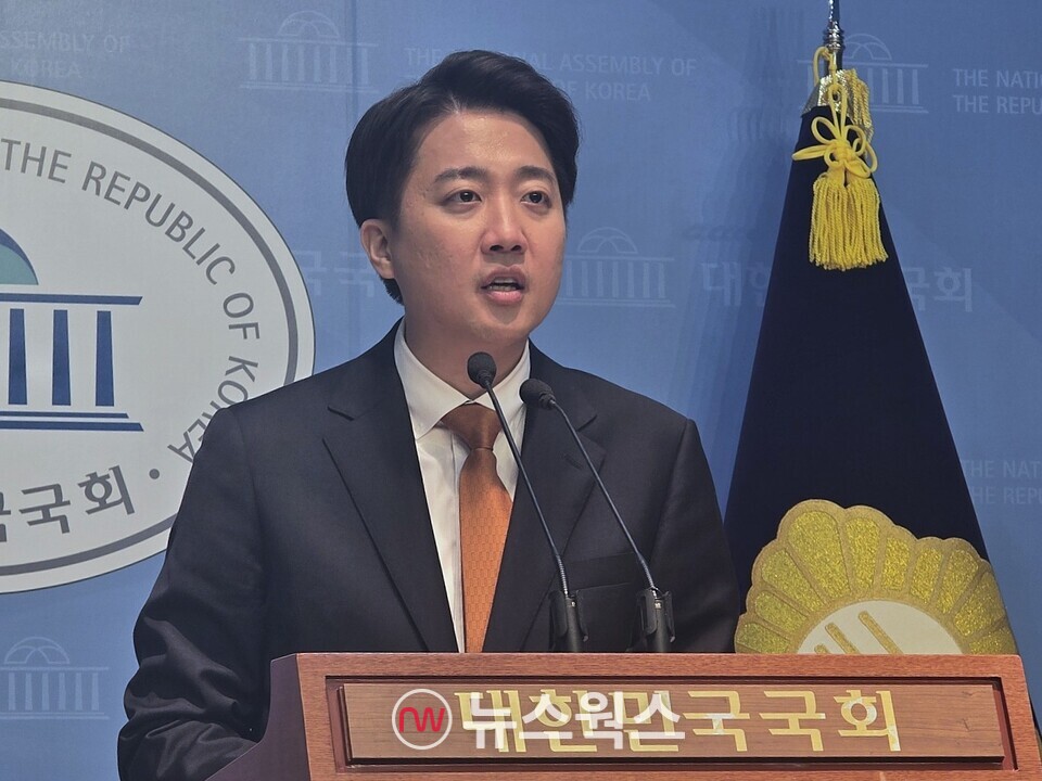 이준석 개혁신당 대통령 후보가 22일 서울 여의도 국회 소통관에서 '현안 관련 긴급 기자회견'을 진행하고 있다. (사진=원성훈 기자)
