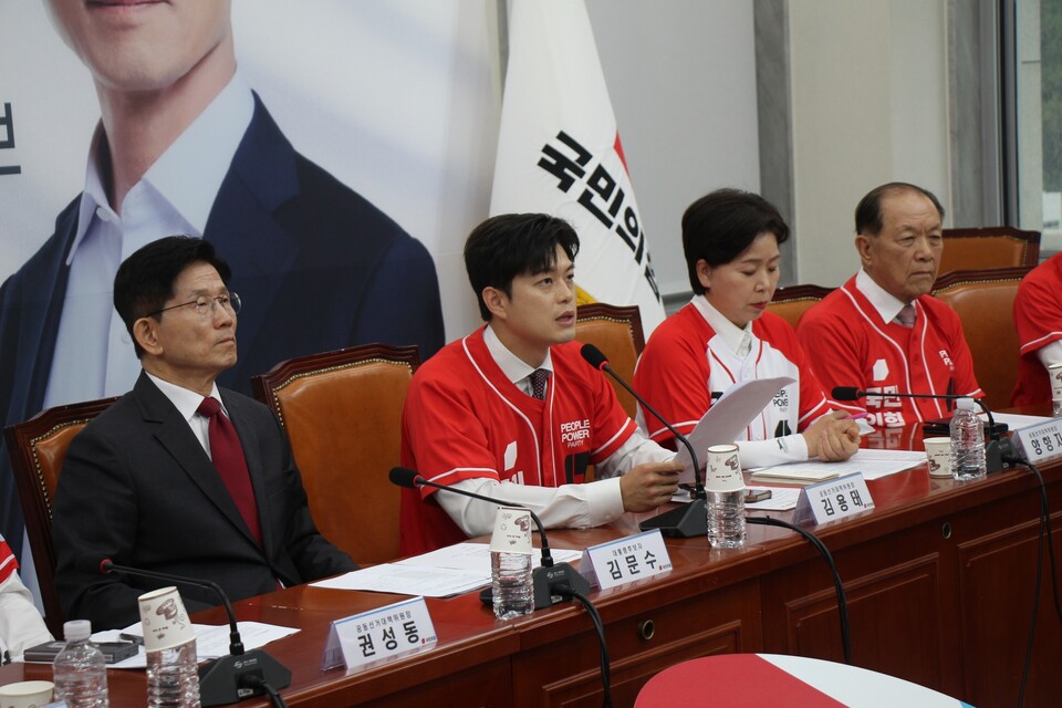 김용태(왼쪽 두 번째) 국민의힘 비상대책위원장이 지난 15일 국회에서 열린 중앙선대위 회의에서 발언하고 있다. (출처=김용태 위원장 페이스북)