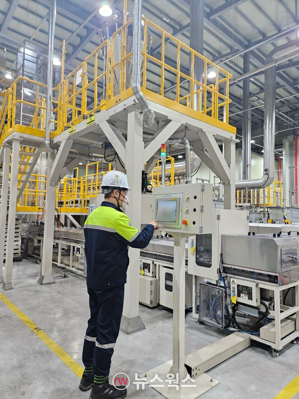 포스코퓨처엠 관계자가 세종 기술연구소 파일럿 플랜트에서 LMR 양극재 제품 생산을 테스트하고 있다. (사진제공=포스코퓨처엠)