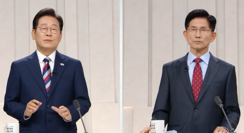 27일 서울 상암동 MBC 스튜디오에서 중앙선거방송토론위원회가 개최한 대선후보 초청 정치 분야 TV 토론에서 김문수(오른쪽) 국민의힘 대선후보가 이재명 민주당 대선후보에게 질문하고 있다. (출처=중앙선거방송토론위원회TV)