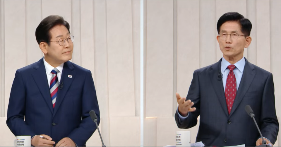 27일 서울 상암동 MBC 스튜디오에서 중앙선거방송토론위원회가 개최한 대선후보 초청 정치 분야 TV 토론에서 김문수(오른쪽) 국민의힘 대선후보가 이재명 민주당 대선후보와 질의응답하고 있다. (출처=중앙선거방송토론위원회TV)