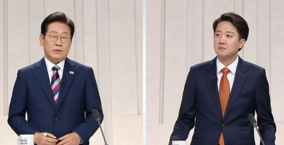 이재명(왼쪽) 더불어민주당 대선후보와 이준석 개혁신당 대선 후보가 27일 서울 마포구 상암동 MBC에서 열린 제21대 대통령 선거 후보자 3차 TV 토론회에서 '범보수 후보 단일화 문제'를 놓고 논쟁하고 있다. (출처=중앙선거방송토론위원회 유튜브)