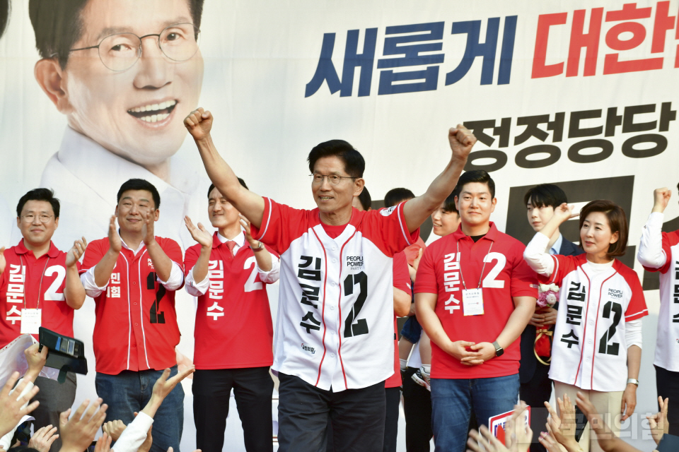 김문수 국민의힘 대선후보가 지난 26일 서울시 도봉구 방학사거리 앞에서 시민들과 인사를 나누고 제21대 대통령 선거에서 지지를 호소하고 있다. (사진제공=국민의힘)