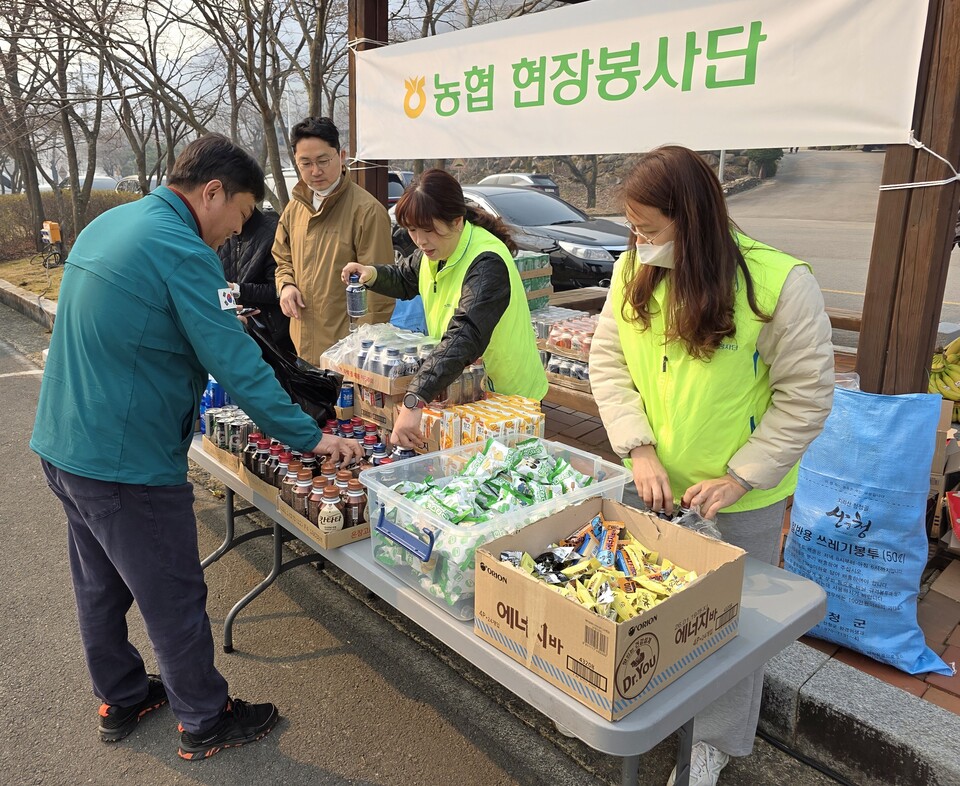 농협 현장봉사단이 산불 피해 현장에서 식품 나눔을 하고 있다. (사진제공=농협)