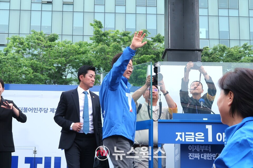 이재명 더불어민주당 대선 후보가 28일 서울 광진구 어린이대공원 정문 앞에서 열린 광진구·중랑구 집중 유세에서 지지자들을 향해 손을 흔들고 있다. (사진=정민서 기자)
