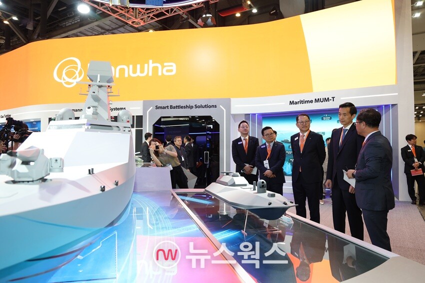 김동관(오른쪽 두 번째) 한화그룹 부회장이 28일 부산 벡스코에서 열린 '국제해양방위산업전(MADEX·마덱스) 2025' 한화오션 부스를 둘러보고 있다. (사진제공=한화그룹)