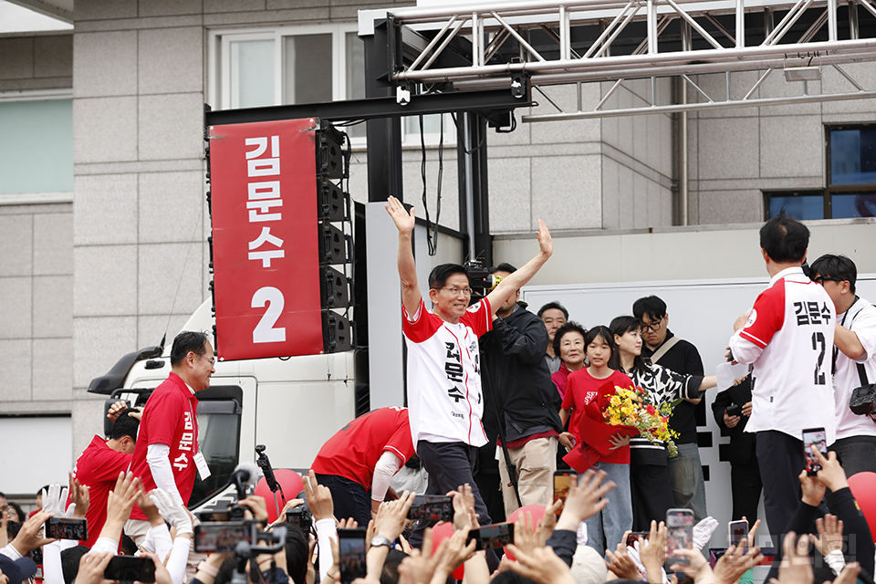 김문수(가운데) 국민의힘 대선 후보가 경상북도 영천시 영천역 광장에서 환호하는 시민들에게 두 손을 치켜들고 인사하고 있다. (사진제공=국민의힘)