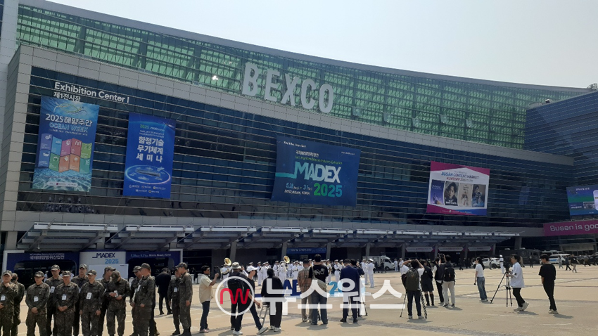 '국제해양방위산업전(MADEX·마덱스) 2025'이 열리는 부산 벡스코 앞에 관람객들이 입장하고 있다. (사진=안광석 기자)