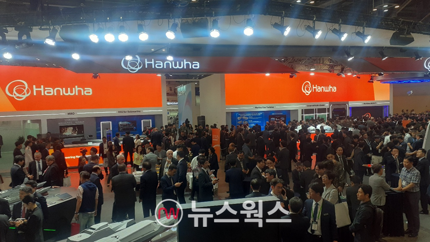 한화 통합부스 앞에 몰려든 해외 바이어들. (사진=안광석 기자)