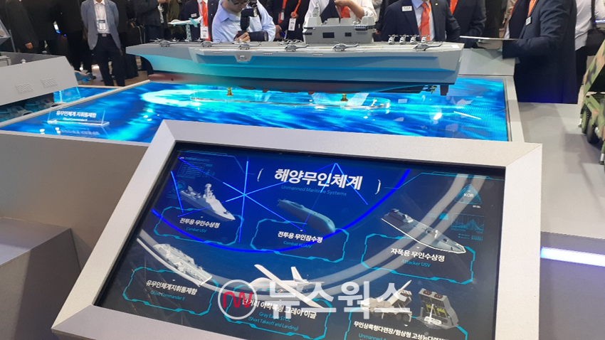 한화 부스 내 마련된 유무인체계 지휘통제함 모형과 해양무인체계 설명도. (사진=안광석 기자)