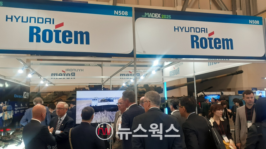 현대로템 부스에 몰려든 해외 군 관계자들. (사진=안광석 기자)