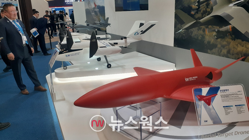 관람객들이 한국항공우주(KAI) 부스 내 마련된 항공 모형을 살펴보고 있다. (사진=안광석 기자)