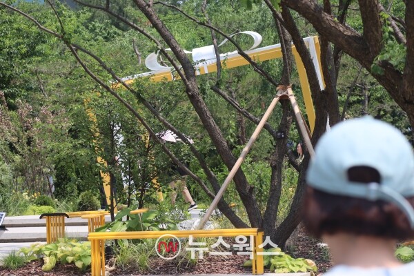 깨비정원은 KB증권의 상징색인 노랑색을 테마로 황금색의 동전을 따라 위치한 지그재그의 오르막 계단이 눈에 들어왔다. (사진=박성민 기자)